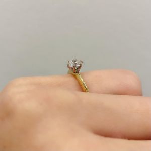 Anillo de compromiso de 6 puntas con diamantes redondos en oro amarillo - Photo 4