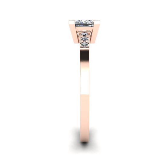 Anillo de diamantes de talla princesa con 3 diamantes laterales pequeños en oro rosa, More Image 1