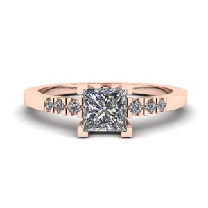 Anillo de diamantes de talla princesa con 3 diamantes laterales pequeños en oro rosa