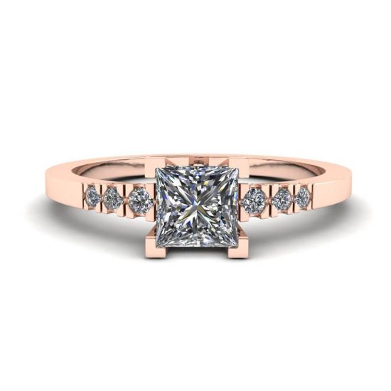 Anillo de diamantes de talla princesa con 3 diamantes laterales pequeños en oro rosa, Image 1