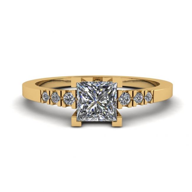 Anillo de diamantes talla princesa con 3 diamantes laterales pequeños en oro amarillo