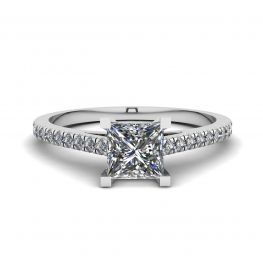Anillo de compromiso con pavé festoneado de talla princesa