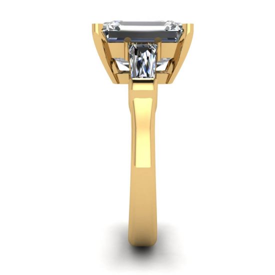 Anillo de Compromiso de Tres Piedras con Esmeralda y Diamantes Baguette en Oro Amarillo,  Ampliar imagen 3