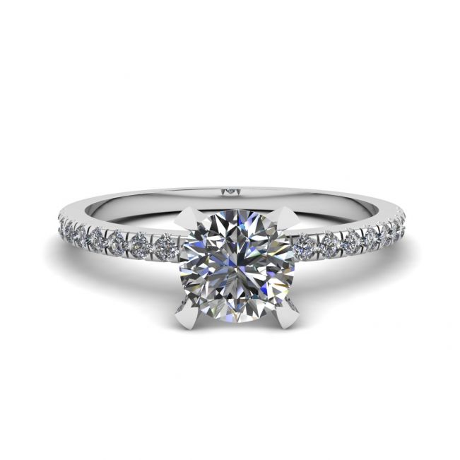 Anillo clásico redondo de diamantes con pavé lateral fino en oro blanco