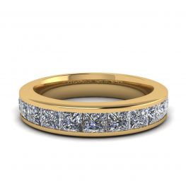 Anillo de eternidad con diamantes de talla princesa en oro amarillo