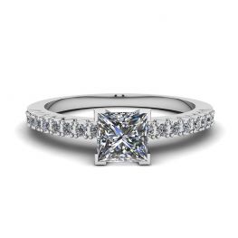 Anillo de diamantes de talla princesa en V con pavé lateral