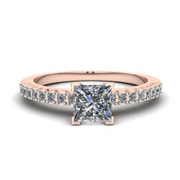 Anillo de diamantes talla princesa en V con pavé lateral en oro rosa