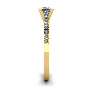 Anillo de diamantes talla princesa en V con pavé lateral en oro amarillo - Photo 2