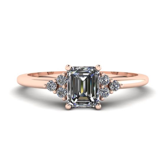 Anillo de diamantes de talla esmeralda con diamantes laterales en oro rosa, Ampliar imagen 1