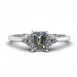 Anillo de diamantes de talla esmeralda con diamantes laterales Anillo de diamantes de talla esmeralda con diamantes laterales