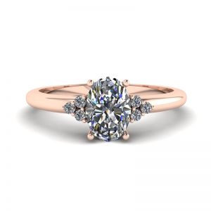 Anillo de diamantes ovalados con 3 diamantes laterales en oro rosa