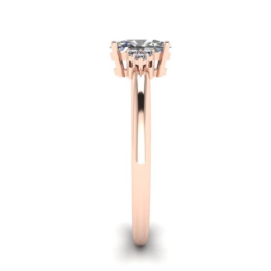 Anillo de diamantes ovalados con 3 diamantes laterales en oro rosa, More Image 1