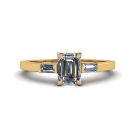 Anillo de diamantes de talla baguette lateral y talla esmeralda en oro amarillo