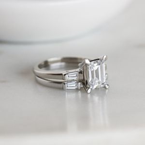 Anillo de diamantes de talla baguette lateral y talla esmeralda - Photo 5