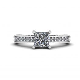 Anillo de diamantes de talla princesa estilo oriental con pavé