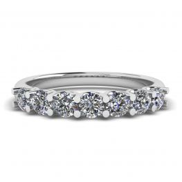 Anillo clásico de siete diamantes redondos en oro blanco