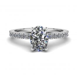 Anillo de diamantes ovalados con pavé lateral
