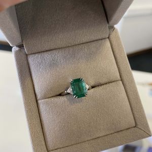 Anillo de 3,31 quilates con esmeralda y trillones de diamantes laterales - Photo 4