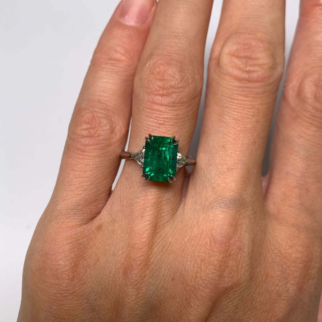 Anillo de 3,31 quilates con esmeralda y trillones de diamantes laterales - Photo 5