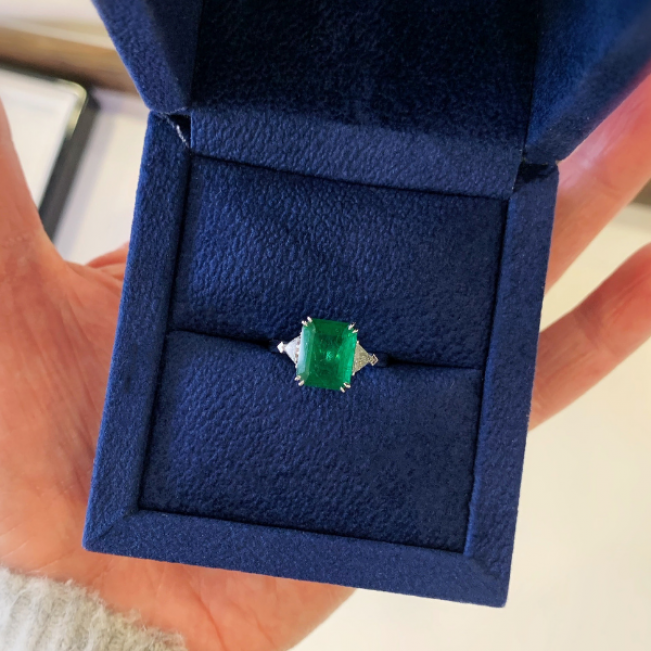 Anillo de 3,31 quilates con esmeralda y trillones de diamantes laterales - Photo 12