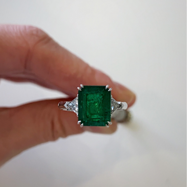 Anillo de 3,31 quilates con esmeralda y trillones de diamantes laterales - Photo 10