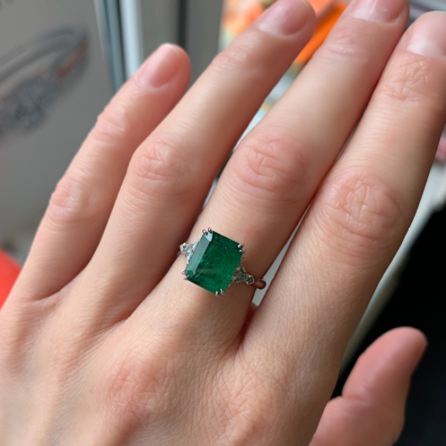 Anillo de 3,31 quilates con esmeralda y trillones de diamantes laterales - Photo 8