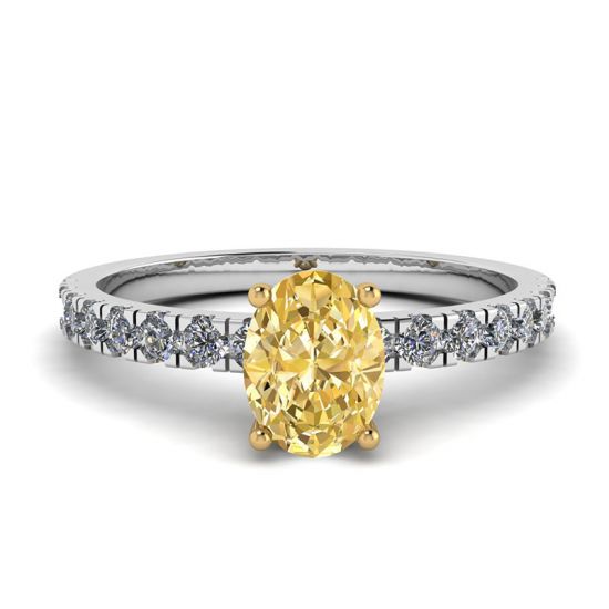 Anillo ovalado de diamantes amarillos con pavé lateral