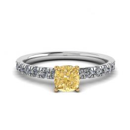 Diamante amarillo cojín de 0,5 ct con anillo de pavé lateral