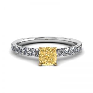 Diamante amarillo cojín de 0,5 ct con anillo de pavé lateral