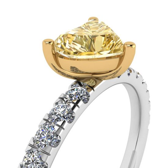 Corazón de diamante amarillo de 0,5 ct con anillo de pavé lateral, More Image 0