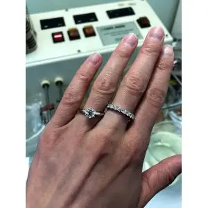 Anillo de compromiso de 6 puntas con diamantes redondos en oro blanco - Photo 6