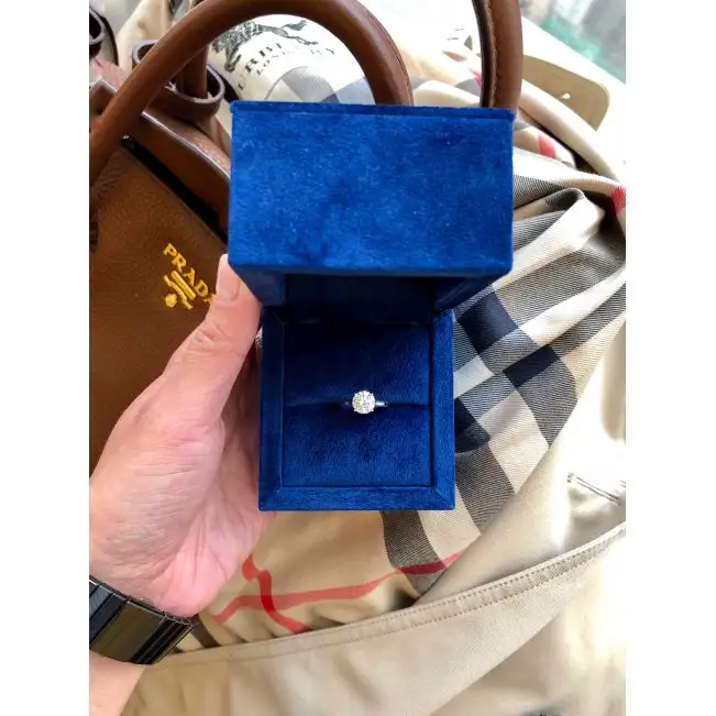 Anillo clásico de diamantes con un diamante en oro rosa - Photo 5