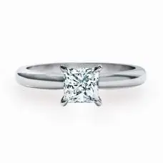 Anillo de compromiso clásico con diamantes de talla princesa