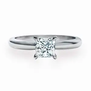 Anillo de compromiso clásico con diamantes de talla princesa