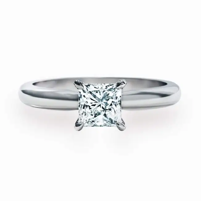 Anillo de compromiso clásico con diamantes de talla princesa
