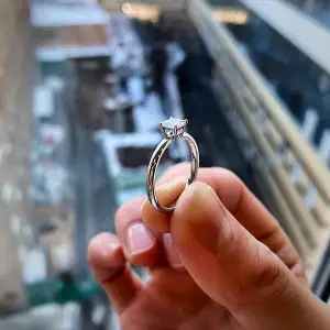 Anillo de compromiso de diamantes talla princesa - Photo 3