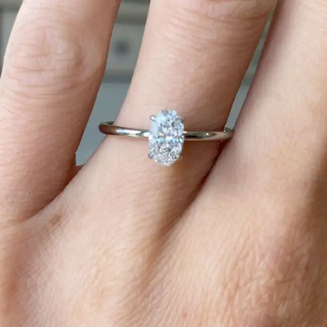 Anillo Solitario Clásico con Diamante Ovalado en Oro Amarillo - Photo 4