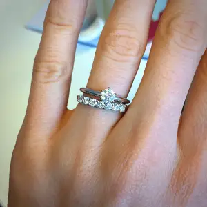 Anillo Eternal Seven Stone Diamond en oro amarillo de 18 quilates - Photo 4