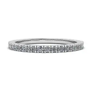 Anillo de eternidad clásico de diamantes pequeños