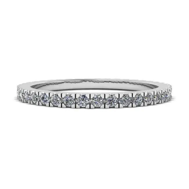 Anillo de eternidad clásico de diamantes pequeños