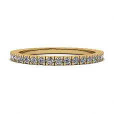 Anillo de eternidad clásico de diamantes pequeños en oro amarillo de 18 k