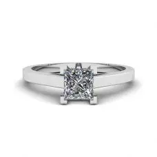 Anillo de diamantes de talla princesa en oro blanco de 18 quilates