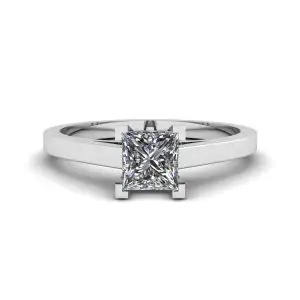 Anillo de diamantes de talla princesa en oro blanco de 18 quilates