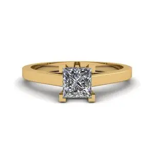 Anillo de diamantes talla princesa en oro amarillo de 18 quilates