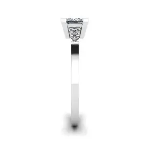 Anillo de diamantes de talla princesa con 3 diamantes laterales pequeños - Photo 2