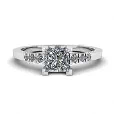Anillo de diamantes de talla princesa con 3 diamantes laterales pequeños