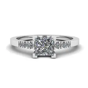 Anillo de diamantes de talla princesa con 3 diamantes laterales pequeños