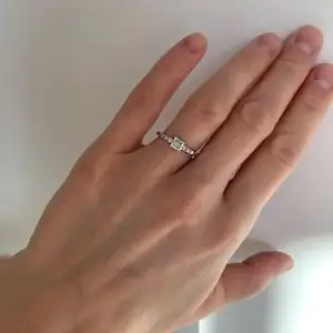 Anillo de diamantes de talla princesa con 3 diamantes laterales pequeños - Photo 7