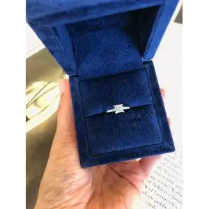 Anillo de diamantes de talla princesa con 3 diamantes laterales pequeños - Photo 6