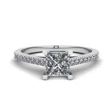 Anillo de compromiso con pavé festoneado de talla princesa